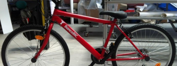 Personalização de capacetes e bicicletas para oferta durante e Volta a Portugal em Bicicleta